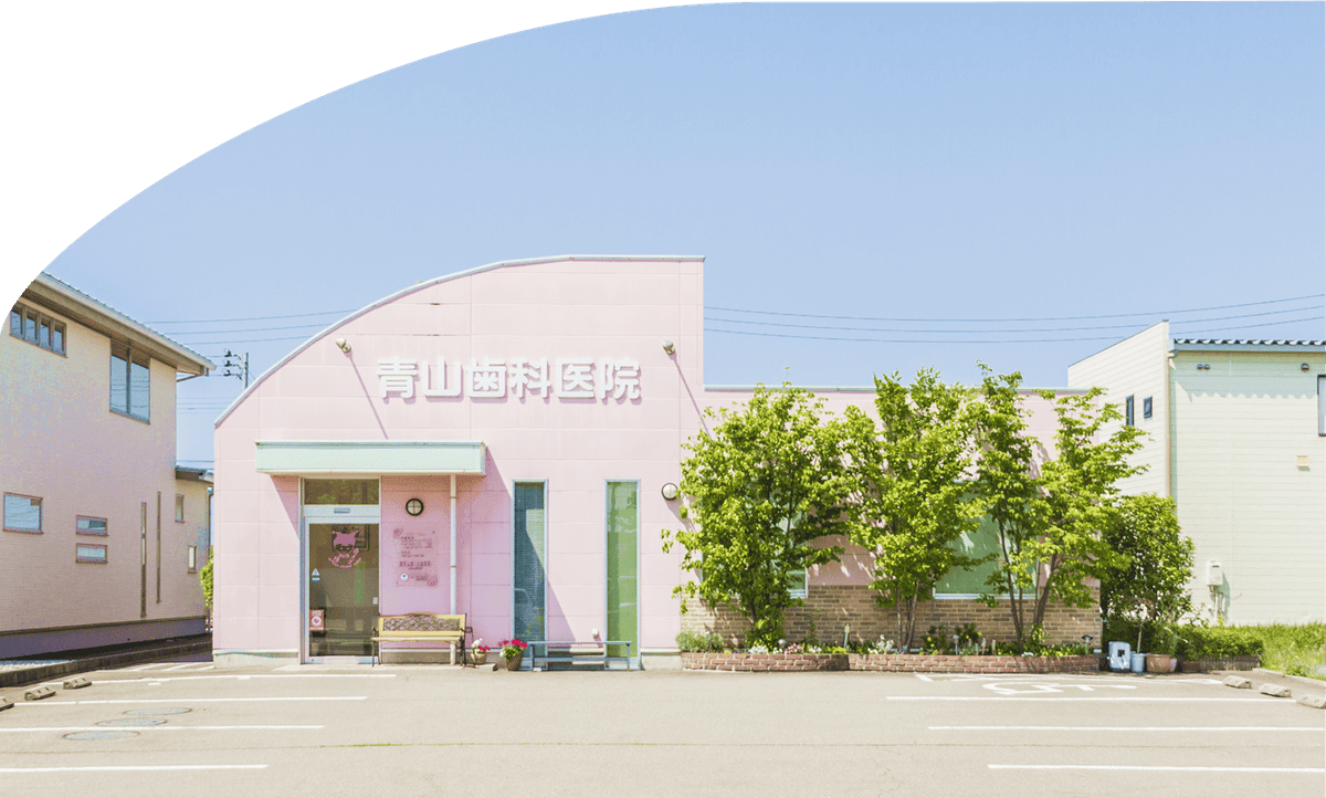 春日山駅徒歩10分。丸くカーブした屋根が特徴のピンク色の建物です。上越市春日野「紳士服のマスカット様」西側